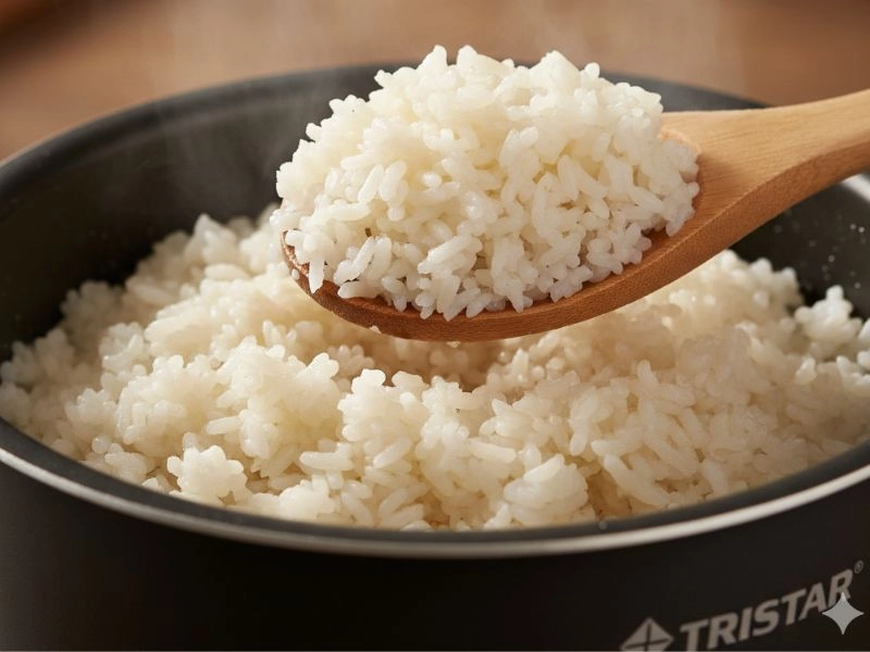 Arroz suelto y con excelente textura siendo servido directamente de la cubeta antiadherente de la Tristar.