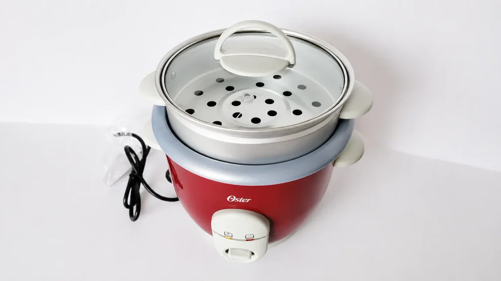 Arrocera mini Oster CKSTRC4723-050 completa con tapa, vaporera y cable