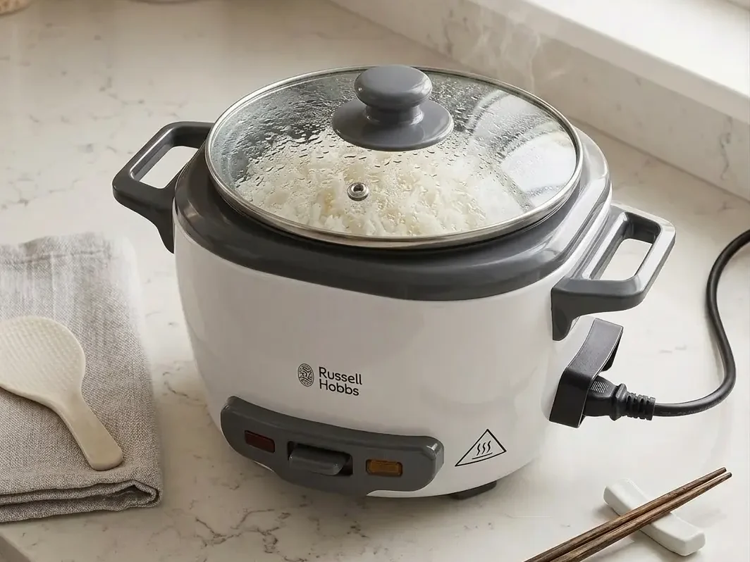 Arrocera Russell Hobbs en una mesa