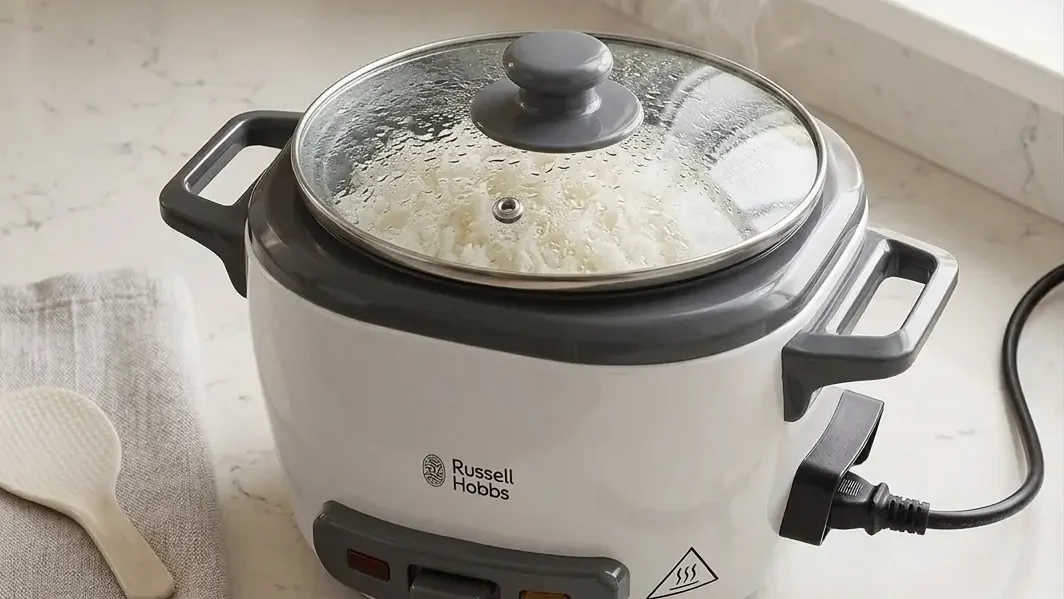 Tapa de vidrio y olla antiadherente de arrocera Russell Hobbs.