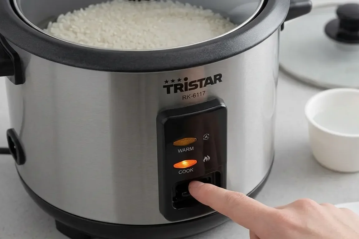 Persona usando el modo cocinar en la arrocera Tristar.